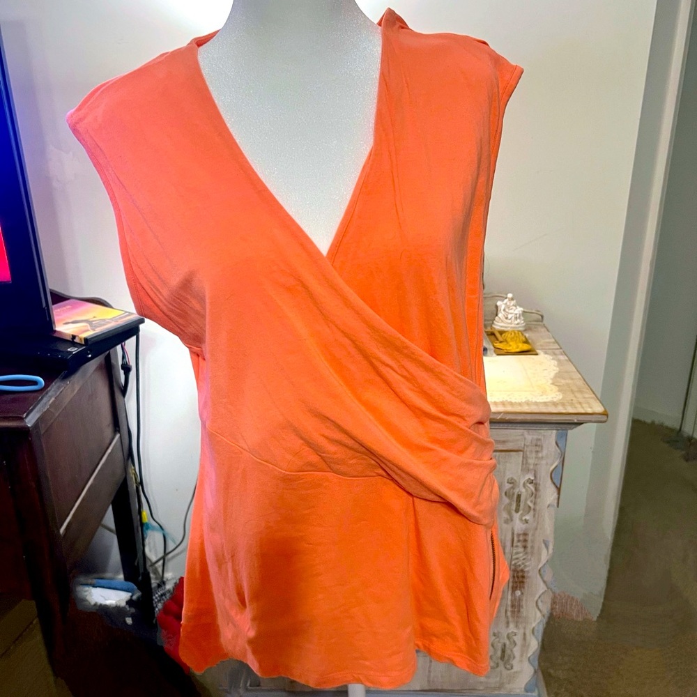 Beautiful Michael Kors stretchy cotton blouse.